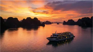 พระอาทิตย์ตกดินเหนืออ่าวฮาลอง เวียดนาม เรือสำราญ วิวสวยงาม